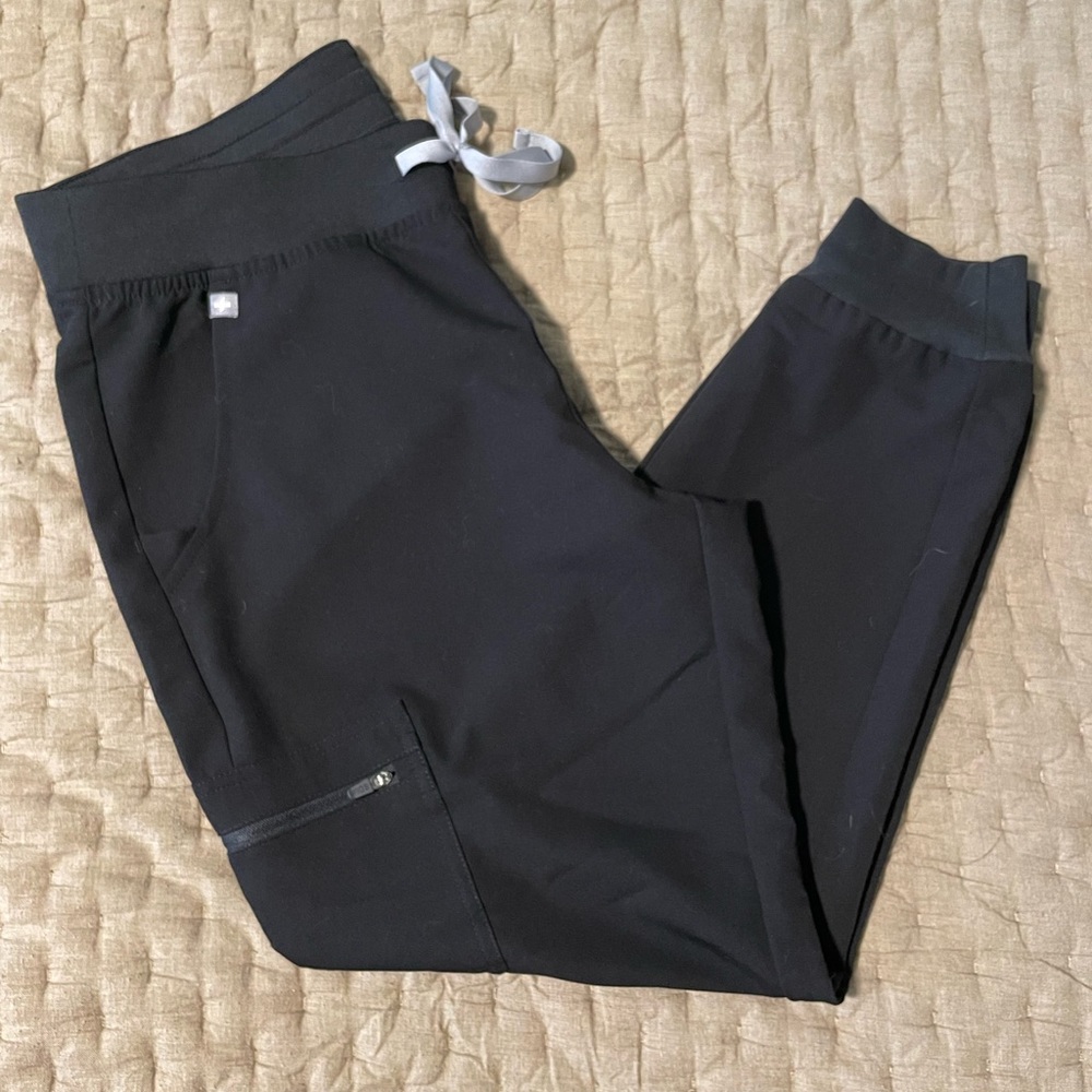 Figs Zamora jogger scrub pant—size medium—petite—black